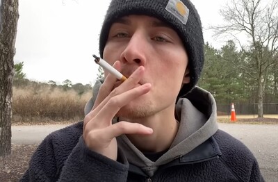 Лечение зависимости от табакокурения в Советском Мужчина с сигаретой делает затяжку