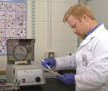 Клиника лечения наркозависимости в Советском Врач в кабинете клиники