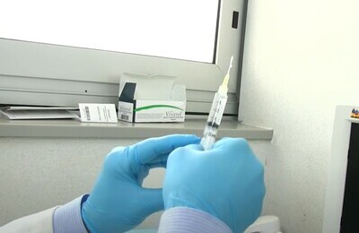 Проведение кодирования Вивитролом в Советском Шприц с Вивитролом в руках у врача